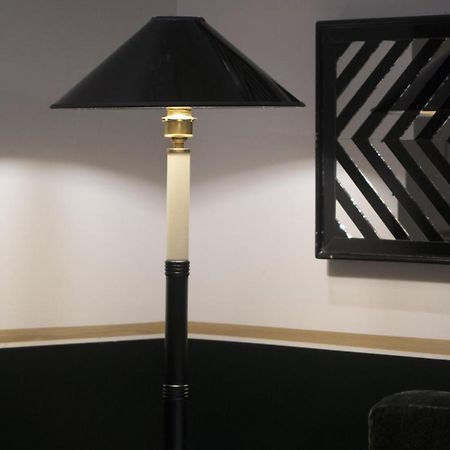 Monsieur George Hotel & Spa - Champs-Elysees Παρίσι Εξωτερικό φωτογραφία Floor lamp