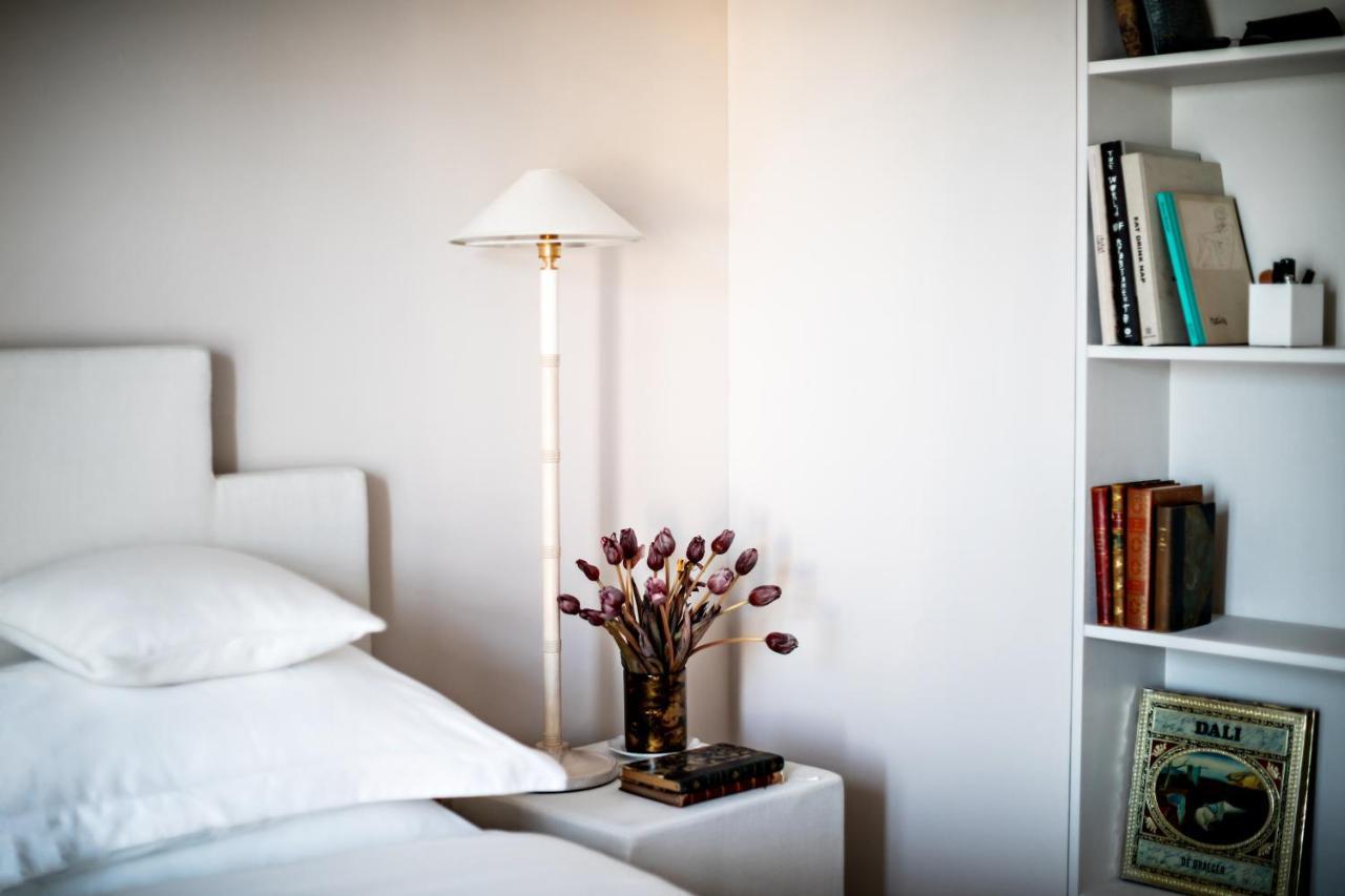 Monsieur George Hotel & Spa - Champs-Elysees Παρίσι Εξωτερικό φωτογραφία A floor lamp