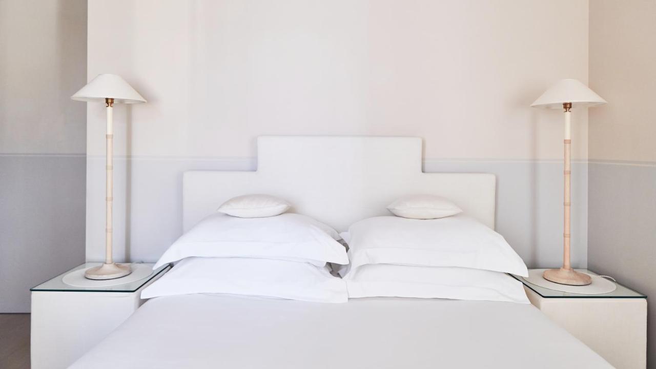 Monsieur George Hotel & Spa - Champs-Elysees Παρίσι Εξωτερικό φωτογραφία A bed with two pillows