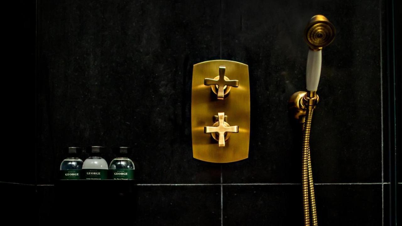 Monsieur George Hotel & Spa - Champs-Elysees Παρίσι Εξωτερικό φωτογραφία A shower