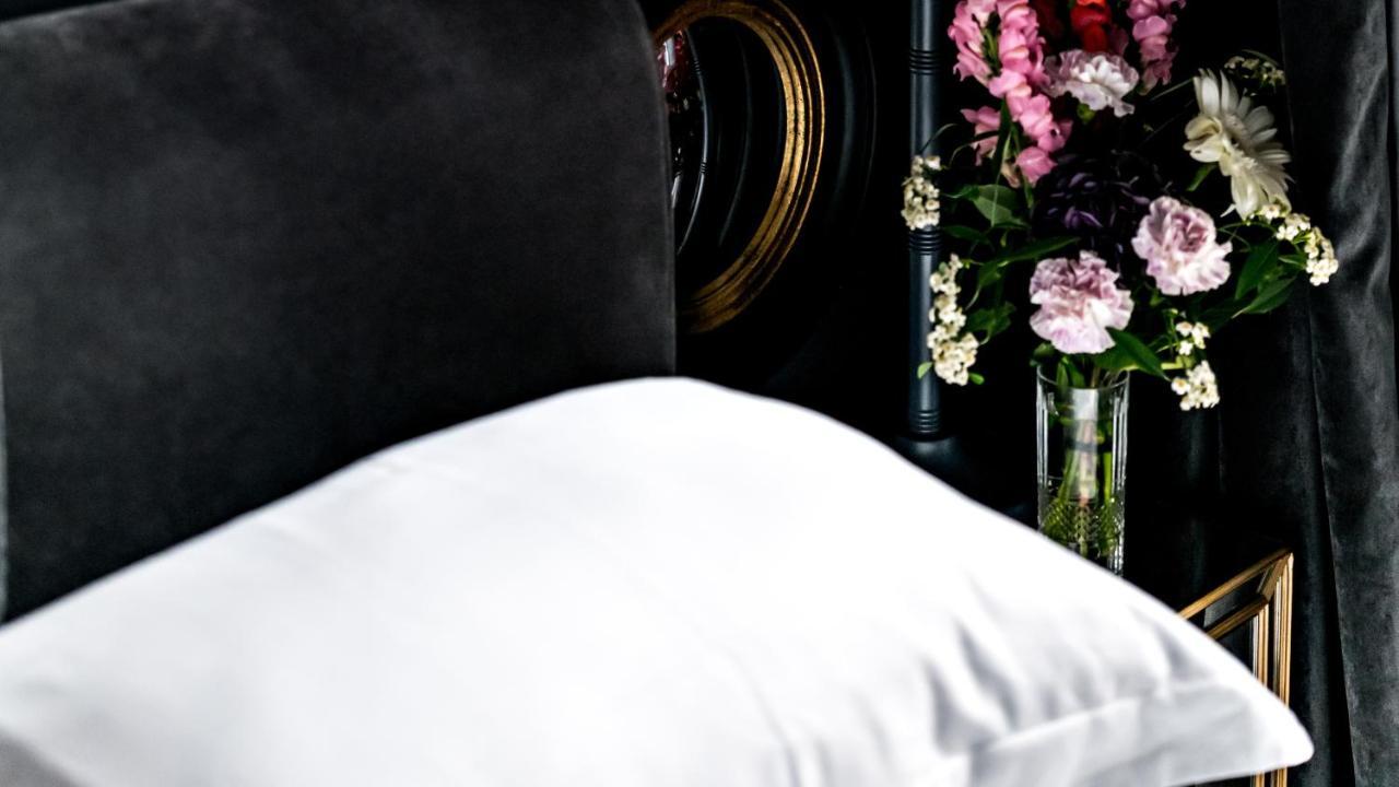 Monsieur George Hotel & Spa - Champs-Elysees Παρίσι Εξωτερικό φωτογραφία A pillow