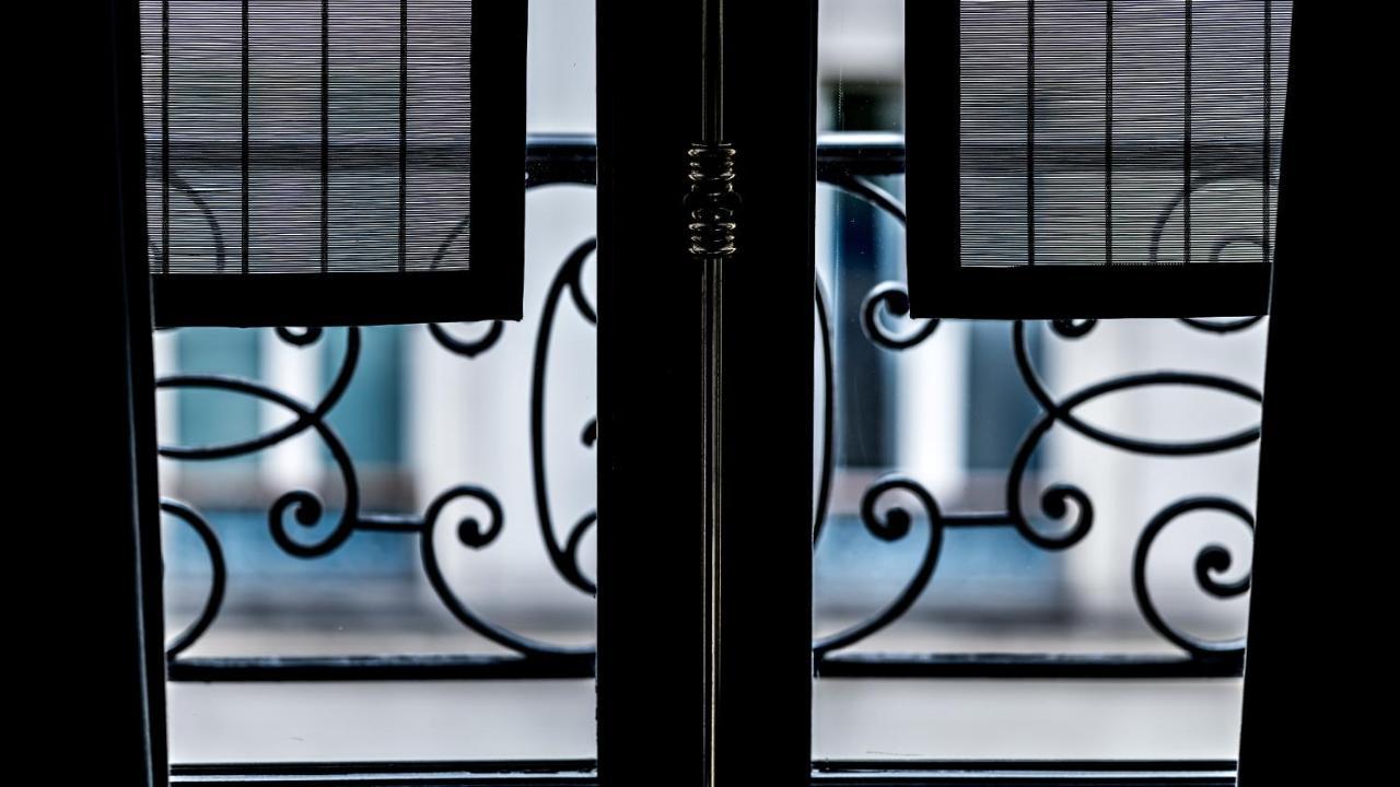Monsieur George Hotel & Spa - Champs-Elysees Παρίσι Εξωτερικό φωτογραφία Detail of the gate