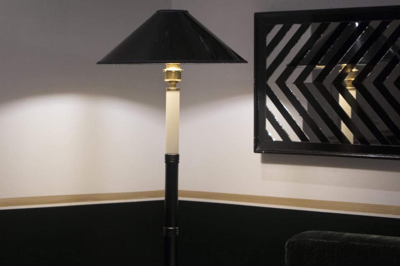Monsieur George Hotel & Spa - Champs-Elysees Παρίσι Εξωτερικό φωτογραφία Floor lamp